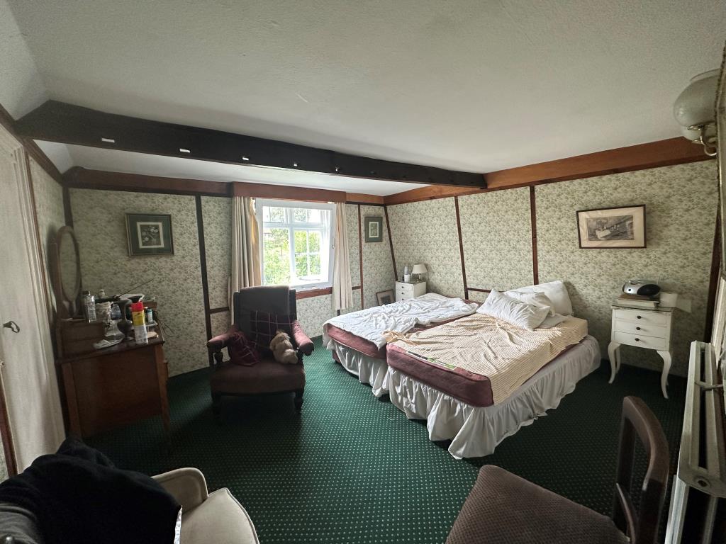 Lot: 81 - PERIOD VILLAGE PROPERTY ARRANGED AS TWO FLATS WITH POTENTIAL - First floor flat bedroom